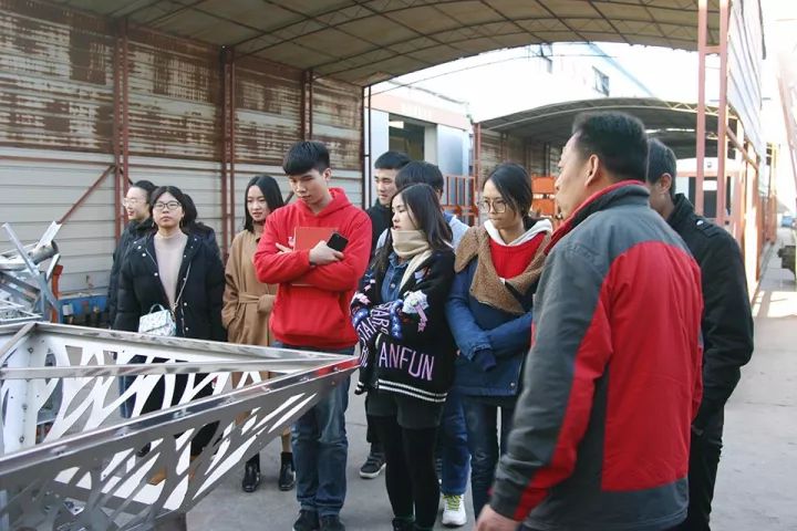 魏部長(zhǎng)為實(shí)驗(yàn)班師生介紹燈具制造過程.webp.jpg
